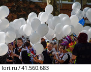 Celebrating the first of May, the day of spring and work. May Day parade on the Theater Square in the city of Slavyansk-on-Kuban. (2018 год). Редакционное фото, фотограф Леонид Еремейчук / Фотобанк Лори
