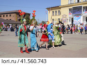 Celebrating the first of May, the day of spring and work. May Day parade on the Theater Square in the city of Slavyansk-on-Kuban. (2018 год). Редакционное фото, фотограф Леонид Еремейчук / Фотобанк Лори