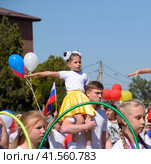 Young sportsmen of city sports schools. Celebrating the first of May, the day of spring and work. May Day parade on the Theater Square in the city of Slavyansk-on-Kuban. (2018 год). Редакционное фото, фотограф Леонид Еремейчук / Фотобанк Лори