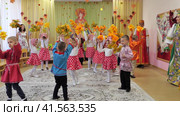 Nizhny Novgorod, Russia, 1a Gleb Uspensky str., kindergarten No.340., 19.26.2023. Matinee in kindergarten, Autumn Festival. Children in bright costumes dance and have fun. Children perform at a matinee in kindergarten. High quality 4k footage Нижний Новгород, Россия, ул. Глеба Успенского, 1а, детский сад №340., 26.19.2023. Утренник в детском саду, Осенний праздник. Дети в ярких костюмах танцуют и веселятся. Дети выступают на утреннике в детском саду. Редакционное видео, видеограф Egor Sarantstv / Фотобанк Лори