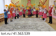 Nizhny Novgorod, Russia, 1a Gleb Uspensky str., kindergarten No.340., 19.26.2023. Matinee in kindergarten, Autumn Festival Children in bright costumes are standing in a semicircle and waving bouquets. High quality 4k footage Нижний Новгород, Россия, ул. Глеба Успенского, 1а, детский сад №340., 26.19.2023. Утренник в детском саду, Осенний праздник, дети в ярких костюмах стоят полукругом и размахивают букетами. Редакционное видео, видеограф Egor Sarantstv / Фотобанк Лори