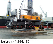 Self-propelled port crane. Mobile platform for moving the lifting mechanism. (2016 год). Редакционное фото, фотограф Леонид Еремейчук / Фотобанк Лори
