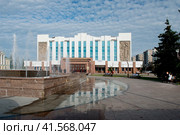 Россия, Уральский федеральный округ, Сибирь, Тюмень, Дворец культуры "Нефтяник" имени Виктора Ивановича Муравленко фонтан (2018 год). Редакционное фото, фотограф Александр Циликин / Фотобанк Лори