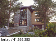 Country house under construction. Housing away from the city. Rural real estate. Real estate investments. Suburban construction. Construction of a cottage. Стоковое фото, фотограф Darya Komarova / Фотобанк Лори