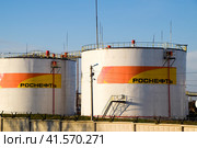 Reservoirs with fuel at the oil depot of Rosneft. Tanks in the light of the setting sun. (2017 год). Редакционное фото, фотограф Леонид Еремейчук / Фотобанк Лори
