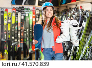 Smiling young girl chose skis, shelm and boots. Стоковое фото, фотограф Яков Филимонов / Фотобанк Лори