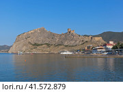 Красивый морской пейзаж с Крепостной горой и Генуэзской крепостью в городе Судаке, Крым, Россия (2023 год). Редакционное фото, фотограф Николай Мухорин / Фотобанк Лори