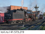 Старый работающий паровоз Л-5164 у здания локомотивного депо солнечным октябрьским утром. Сортавала, Карелия (2023 год). Редакционное фото, фотограф Виктор Карасев / Фотобанк Лори