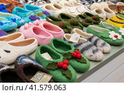Nizhny Novgorod, Russia - May 29, 2023: felt shoes. Various variants of felted shoes with handmade embroidery. Souvenir products in the store. Редакционное фото, фотограф Оксана Медведева / Фотобанк Лори