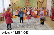 Нижний Новгород, Россия, ул. Глеба Успенского, 1а, 26.10.2023. Утренник в детском саду, дети в красивых костюмах выступают на праздничном концерте перед своими родителями. Отснятый материал высокого качества в формате 4k Matinee in kindergarten, children in beautiful costumes perform at a festive concert in front of their parents. Редакционное видео, видеограф Egor Sarantstv / Фотобанк Лори