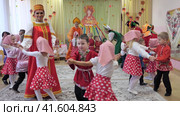 Нижний Новгород, Россия, ул. Глеба Успенского, 1 а. 26.10.2023. Праздник в детском саду, дети на утреннике в детском саду, танцуют и выступают перед родителями. A holiday in kindergarten, children at a matinee in kindergarten, dancing and performing in front of their parents. Редакционное видео, видеограф Egor Sarantstv / Фотобанк Лори