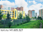 Микрорайон Люберецкие Поля в Некрасовке. Школа № 2048. Новая Москва (2023 год). Редакционное фото, фотограф Алёшина Оксана / Фотобанк Лори