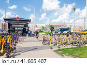 Наземный павильон входа № 2 вестибюля станции метро "Некрасовка" (2023 год). Редакционное фото, фотограф Алёшина Оксана / Фотобанк Лори