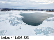 Огромная полынья на озере у деревни Вад (Нижегородская область) (2022 год). Стоковое фото, фотограф Илья Старков / Фотобанк Лори