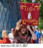Red flag standard of Legion 1 Minervia the Ancient Roman Empire - Times and Epochs Festival, Moscow, Russia, June 08, 2023. Редакционное фото, фотограф Андрей Журавлев / Фотобанк Лори