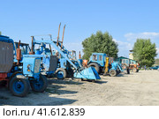 Open-air garage for agricultural machinery. Old tractors, combines and towed equipment. Стоковое фото, фотограф Леонид Еремейчук / Фотобанк Лори