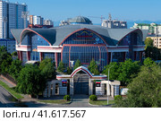 Вид на улицу Грибоедова и спорт-холл "Колизей Максимус". Грозный, Чечня (2023 год). Редакционное фото, фотограф Pukhov K / Фотобанк Лори
