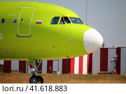 Крым, аэропорт Симферополь, самолет, пилоты (2020 год). Редакционное фото, фотограф Андрей Макаренко / Фотобанк Лори