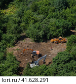 Start of construction in a green forest, top view - July 10, 2020, Moscow, Russia. Редакционное фото, фотограф Андрей Журавлев / Фотобанк Лори