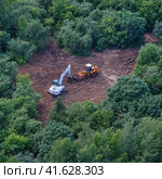 Excavators and bulldozers are being built in the park, top view - July 10, 2020, Moscow, Russia. Редакционное фото, фотограф Андрей Журавлев / Фотобанк Лори