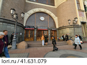 Moscow, Russia - Nov 1. 2023. The main entrance to Yaroslavsky railway station. Редакционное фото, фотограф Володина Ольга / Фотобанк Лори