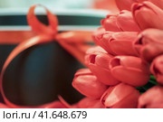 gift surprise bouquet red tulips. Стоковое фото, фотограф Артем Курутин / Фотобанк Лори