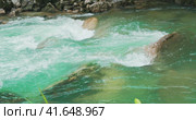 Clear water stream flowing in rocky gorge. Abundant river close-up. Mountain brook splashing in summ. Стоковое видео, видеограф Ольга Сухарева / Фотобанк Лори