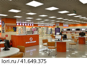 Moscow, Russia - Nov 1. 2023. DNS network store selling household appliances in department store Moskovsky. Редакционное фото, фотограф Володина Ольга / Фотобанк Лори