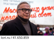 Руководитель театрализованной постановки "Московских окон негасимый свет", режиссер Игорь Угольников на территории интерактивного музея под открытым небом на Красной площади в городе Москве, Россия. Музей открыт в честь 82-й годовщины военного парада, (2023 год). Редакционное фото, фотограф Николай Винокуров / Фотобанк Лори
