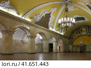 Moscow - December 24, 2022. Central hall of Komsomolskaya Koltsevaya metro station with old Soviet symbols. Interior view. Редакционное фото, фотограф Александр Кузнецов / Фотобанк Лори