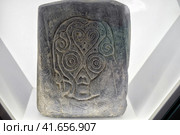 Petroglyph mask found in the Khabarovsk Territory in the Far East, Russia (2019 год). Редакционное фото, фотограф Андрей Журавлев / Фотобанк Лори