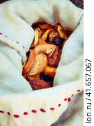 Dried fruits in ancient Rome, reconstruction. Dried goji berries in burlap bag, lifestyle. Стоковое фото, фотограф Андрей Журавлев / Фотобанк Лори