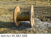 The unwinding of the high-voltage wire from the spool storage bay. Стоковое фото, фотограф Леонид Еремейчук / Фотобанк Лори