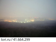 Blurred background with a park in a windstorm and the city, top view. Стоковое фото, фотограф Андрей Журавлев / Фотобанк Лори