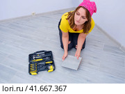 A female repair worker shows cleavage. Harassment at work and the dress code. Стоковое фото, фотограф Андрей Журавлев / Фотобанк Лори