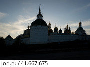 Sergiyev Posad, Russia - May 22, 2021. Walls of Trinity Lavra of St. Sergius and sunset sky. Summer evening view. Крепостные стены Троице-Сергиева монастыря на закате. Редакционное фото, фотограф Александр Кузнецов / Фотобанк Лори