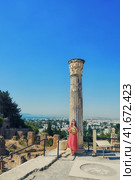 Girl near the ruins of Carthage. Column on the hill Byrsa at the Roman marble column, near the Punic port. (2019 год). Стоковое фото, фотограф Андрей Журавлев / Фотобанк Лори