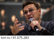 Народный артист, художественный руководитель Московского губернского театра Сергей Безруков во время творческой встречи со зрителями на ВДНХ в городе Москве, Россия (2023 год). Редакционное фото, фотограф Николай Винокуров / Фотобанк Лори