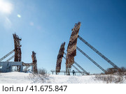 Заброшенная тропосферная станция. Огромные антенны тропосферной связи. Руины старой станции связи на северо-востоке России в окрестностях Магадана. Магаданская область, Сибирь, Россия. (2020 год). Стоковое фото, фотограф Андрей Степанов / Фотобанк Лори