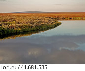 River and forest. Autumn landscape on the Yamal Peninsula under. Стоковое фото, фотограф Леонид Еремейчук / Фотобанк Лори