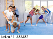 practice grabbing their opponent's arms. Стоковое фото, фотограф Яков Филимонов / Фотобанк Лори