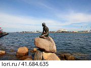 Copenhagen, Denmark - 28 Jun 2012: Mermaid little in Copenhagen city, Denmark. Редакционное фото, фотограф Сергей Стрелков / Фотобанк Лори