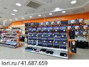 Moscow, Russia - Nov 11. 2023. Laptop,monitors and tablets in DNS network store selling household appliances in Zelenograd. Редакционное фото, фотограф Володина Ольга / Фотобанк Лори