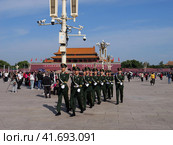Почетный караул шествует через площадь Тяньаньмэнь в Пекиге (2023 год). Редакционное фото, фотограф Максим Гулячик / Фотобанк Лори