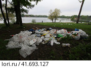 Мусор, оставленный отдыхающими на Суздальских озерах в Озерках. Санкт-Петербург. (2013 год). Редакционное фото, агентство "SPb vedomosti" / Фотобанк Лори