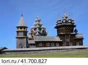 Medieval wooden bell tower and Church of the Transfiguration of the Lord built in 1714 on Kizhi Island on Onega Lake in Karelia (2023 год). Стоковое фото, фотограф Сергей Фролов / Фотобанк Лори