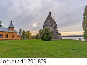 Церковь Георгия Победоносца 1493 года постройки и храм Сретения Господня. Берег Юксовского озера. Юксовский погост в деревне Родионово Подпорожского района Ленинградской области (2023 год). Редакционное фото, фотограф Румянцева Наталия / Фотобанк Лори
