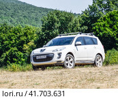 White crossover Peugeot 4007 on the hill. (2016 год). Редакционное фото, фотограф Леонид Еремейчук / Фотобанк Лори