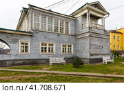 Дом Волконских построен в стиле русского классицизма в селе Урик в 1838 году . В 1845 г. организовал перевозку своего двухэтажного дома  в Иркутск. (2017 год). Редакционное фото, фотограф Валерий Гаврилюк / Фотобанк Лори