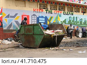 Poor people rummage through a container of food waste at the central market in Nairobi, Kenya (2022 год). Редакционное фото, фотограф Алексей Кузнецов / Фотобанк Лори